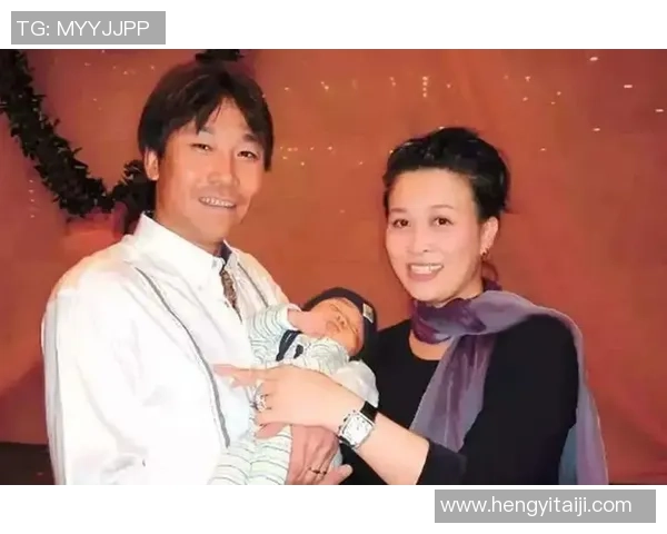 足球明星与母亲共庆辉煌时刻感人瞬间尽显亲情与荣耀